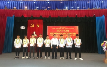 Hội nghị Biểu dương giáo viên và học sinh tham gia kỳ thi tay nghề các cấp năm học 2019-2020.